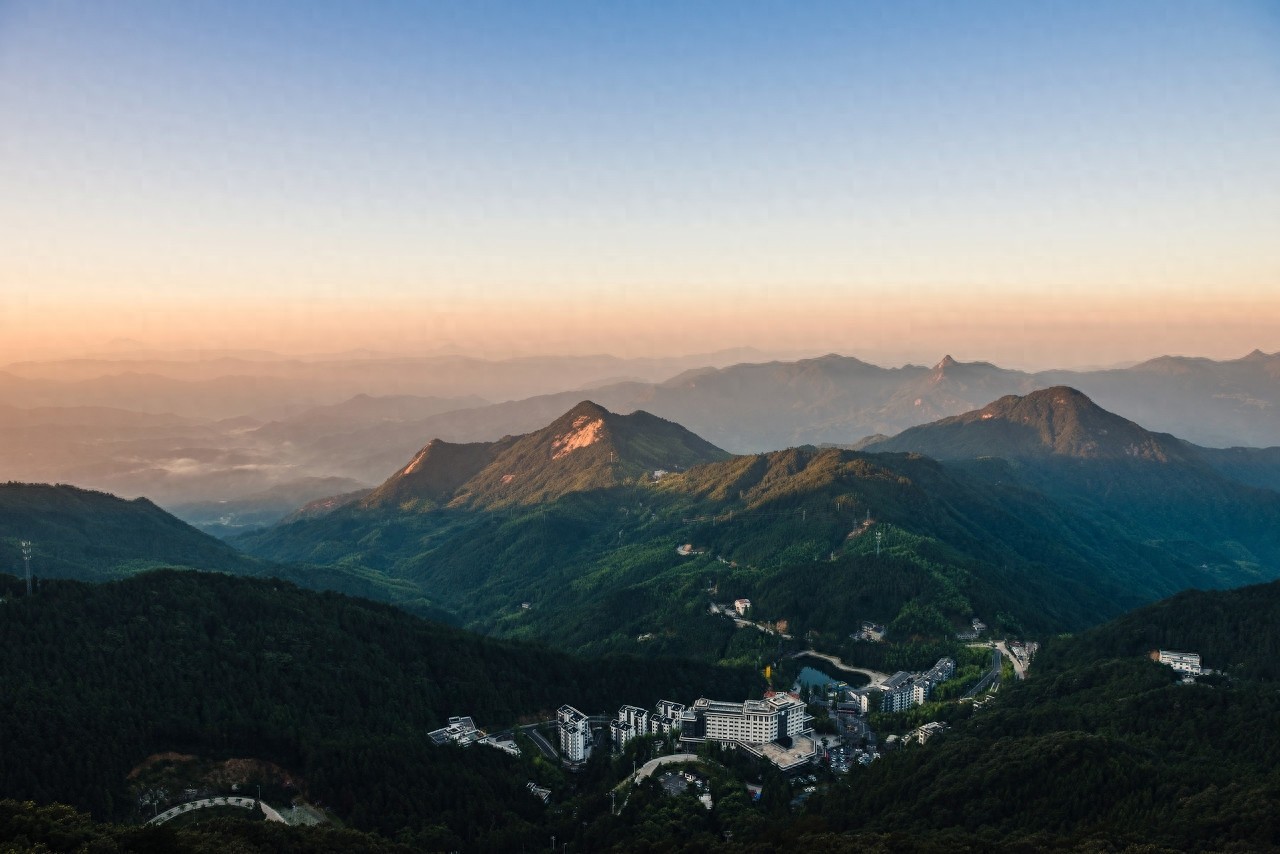 大别山主峰景区位于安徽，素以雄、奇、险、幽而闻名于世