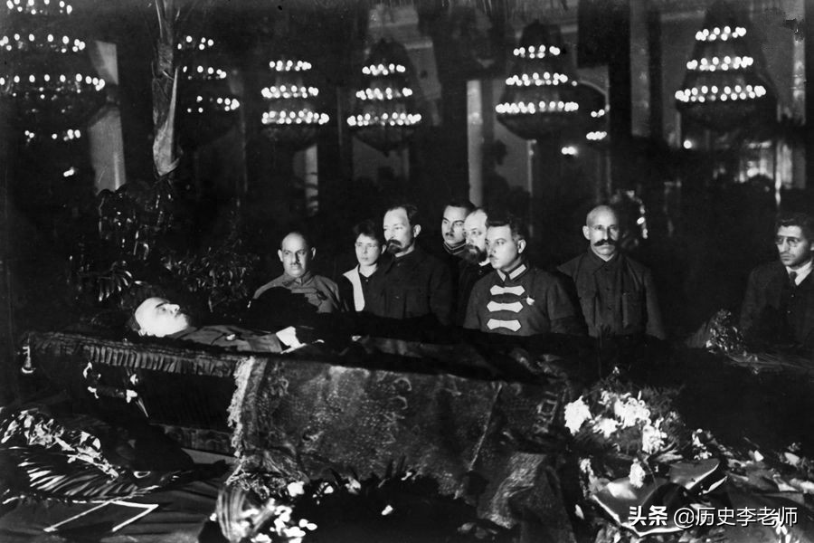 列宁葬礼老照片：孙中山为他降半旗三日，图9遗体目前仅剩下10%