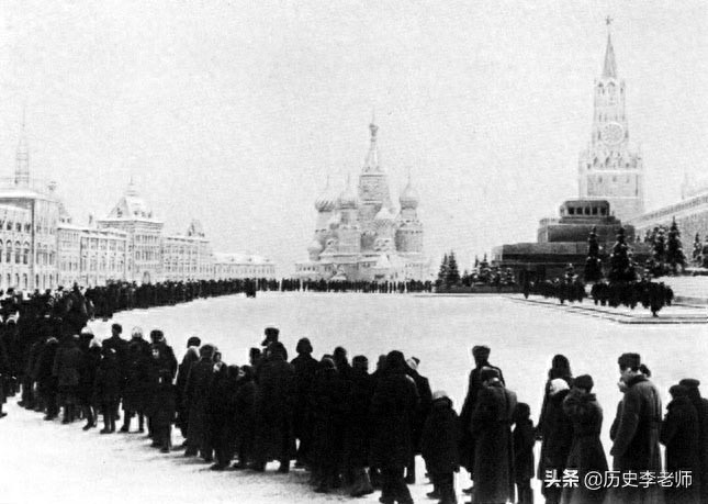 列宁葬礼老照片：孙中山为他降半旗三日，图9遗体目前仅剩下10%