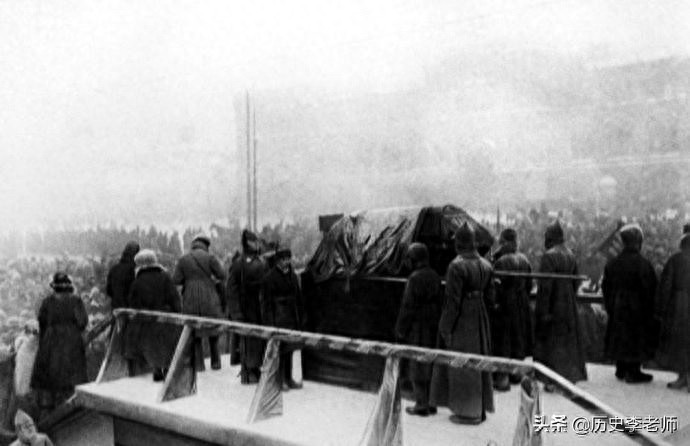 列宁葬礼老照片：孙中山为他降半旗三日，图9遗体目前仅剩下10%