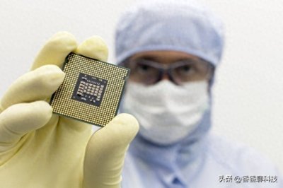 ​马斯克宣布首例人类大脑芯片植入，用意念就能控制手机和电脑