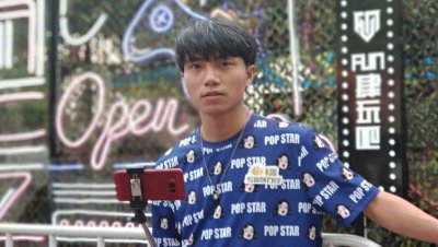 ​卖血哥“背后的女人”意外曝光！街头卖唱因观众过多遭到“驱逐”