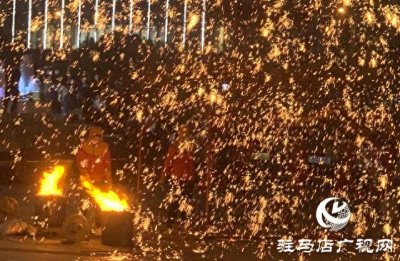 ​民俗表演打铁花 为何不会烫伤赤膊的打铁花人？