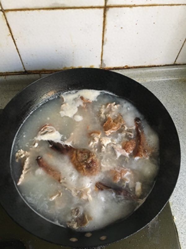 汤鲜味美，来一碗可口的鸭架汤