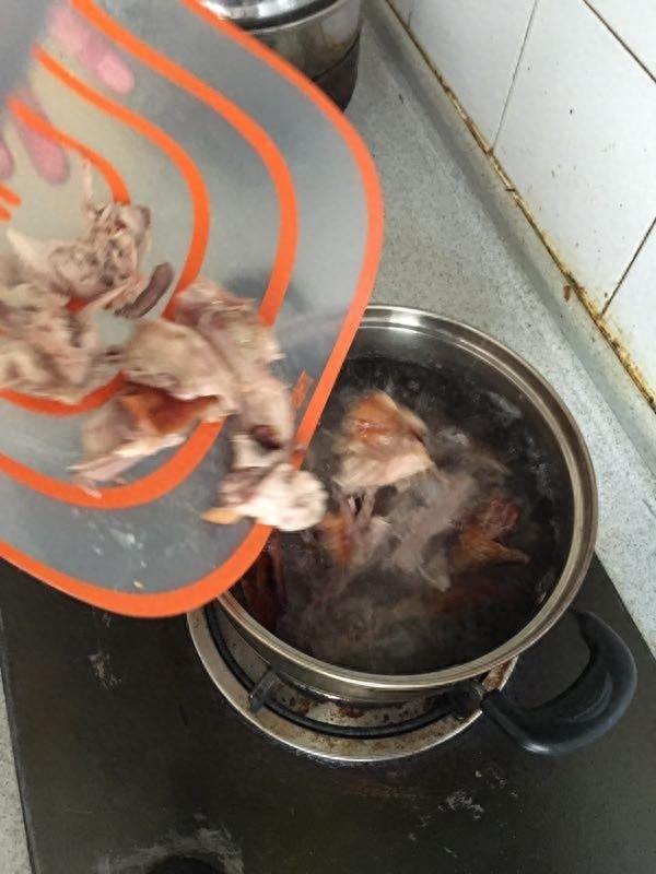 汤鲜味美，来一碗可口的鸭架汤