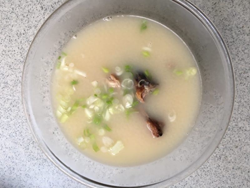 汤鲜味美，来一碗可口的鸭架汤