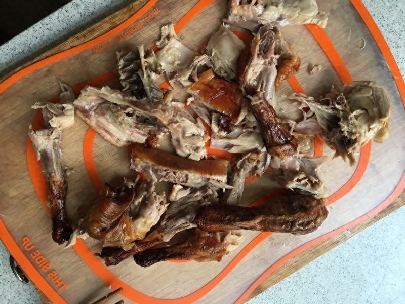 汤鲜味美，来一碗可口的鸭架汤