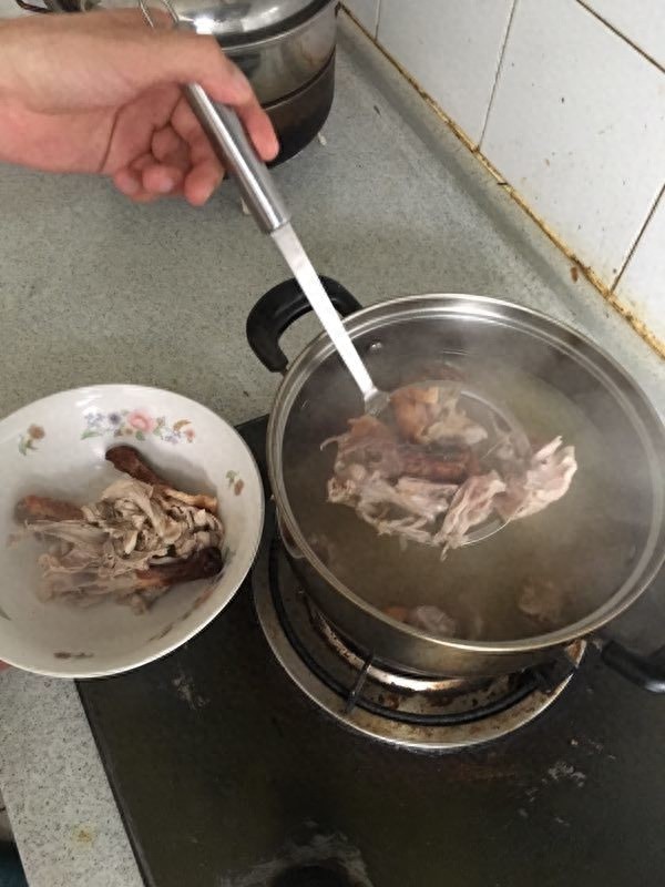 汤鲜味美，来一碗可口的鸭架汤