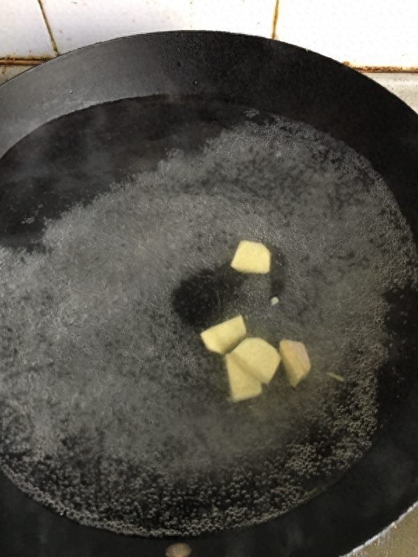 汤鲜味美，来一碗可口的鸭架汤