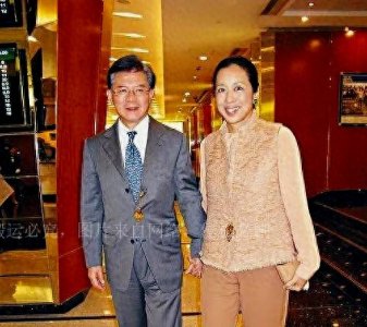 ​朱玲玲秀恩爱，让罗康瑞原配不爽：半路夫妻有多恩爱？她没多高贵