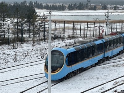 ​雪山下的列车，等客来