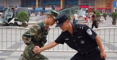 ​警察是否有权利对现役军人进行抓捕？军车若违章交警能拦停处罚吗