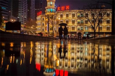 ​上海大世界是上海著名的游乐中心，深受很多游客喜欢