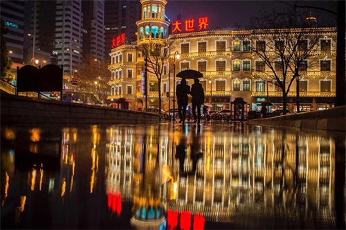 上海大世界是上海著名的游乐中心，深受很多游客喜欢