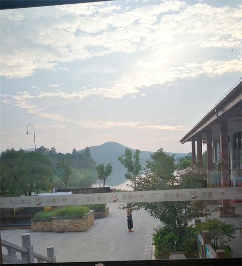 带大家看看时见鹿书店，黄晓明的《中餐厅》有没有拍到这些呢