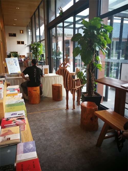 带大家看看时见鹿书店，黄晓明的《中餐厅》有没有拍到这些呢