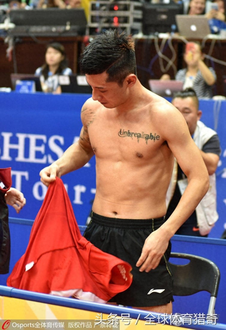 张继科赢球后脱衣秀肌肉 左胸文身实力抢镜
