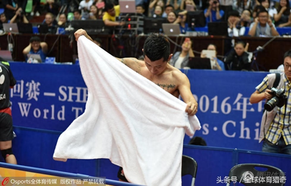 张继科赢球后脱衣秀肌肉 左胸文身实力抢镜