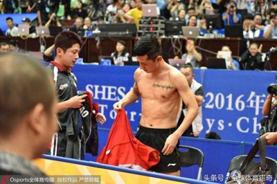 ​张继科赢球后脱衣秀肌肉 左胸文身实力抢镜