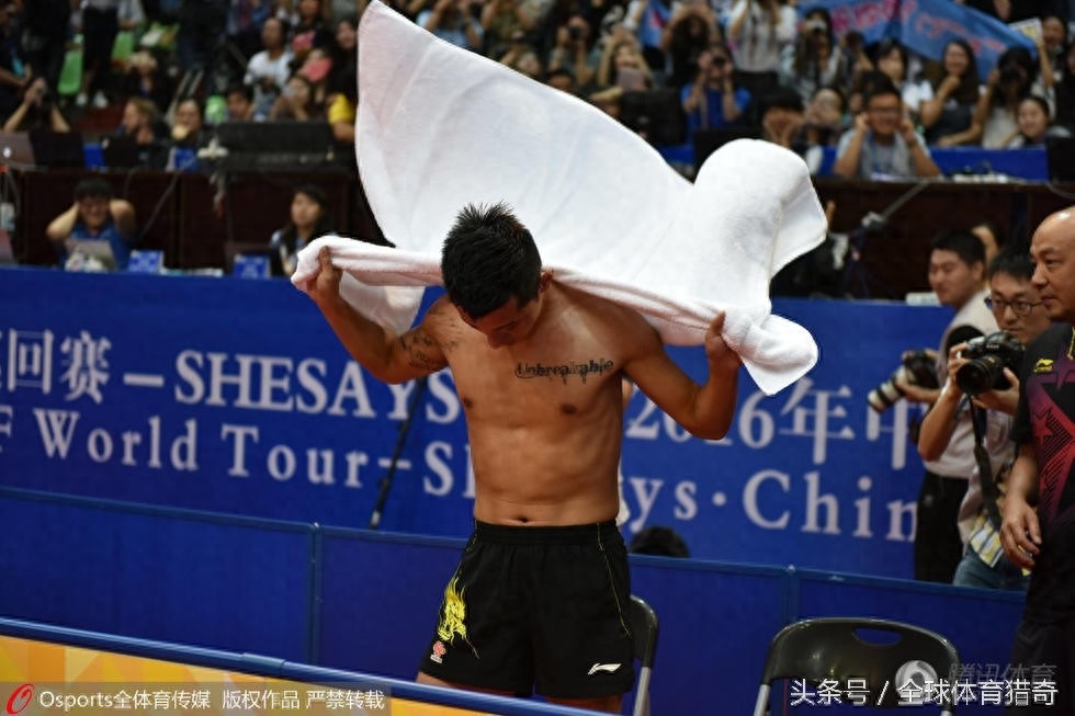 张继科赢球后脱衣秀肌肉 左胸文身实力抢镜