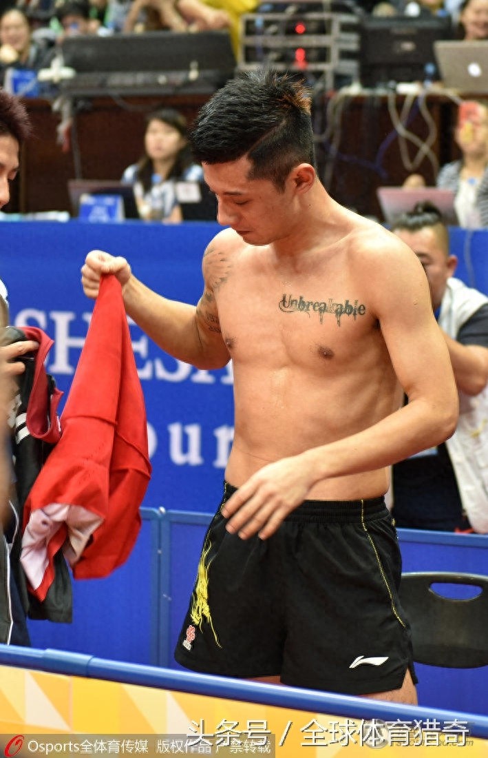 张继科赢球后脱衣秀肌肉 左胸文身实力抢镜