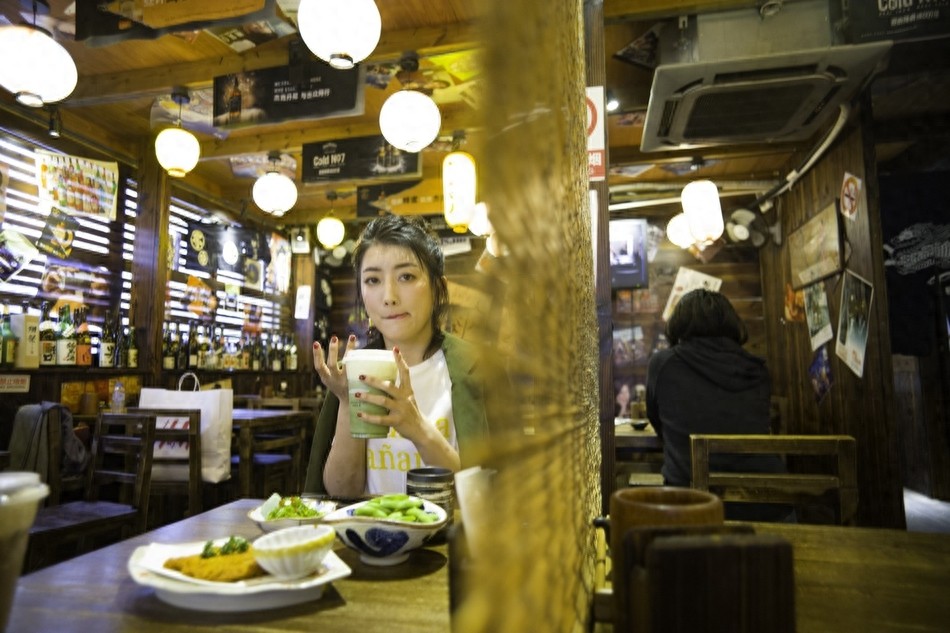 卫莱晒新照文艺复古，工装外套条纹裤简约大气