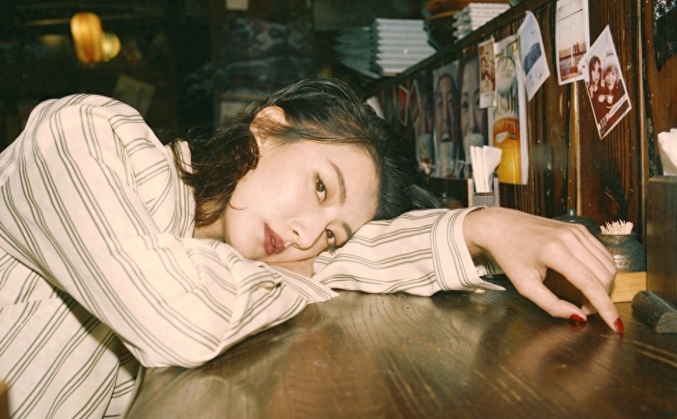 卫莱晒新照文艺复古，工装外套条纹裤简约大气