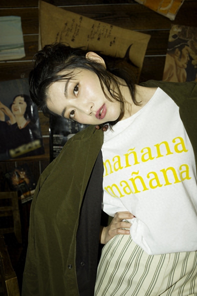 卫莱晒新照文艺复古，工装外套条纹裤简约大气