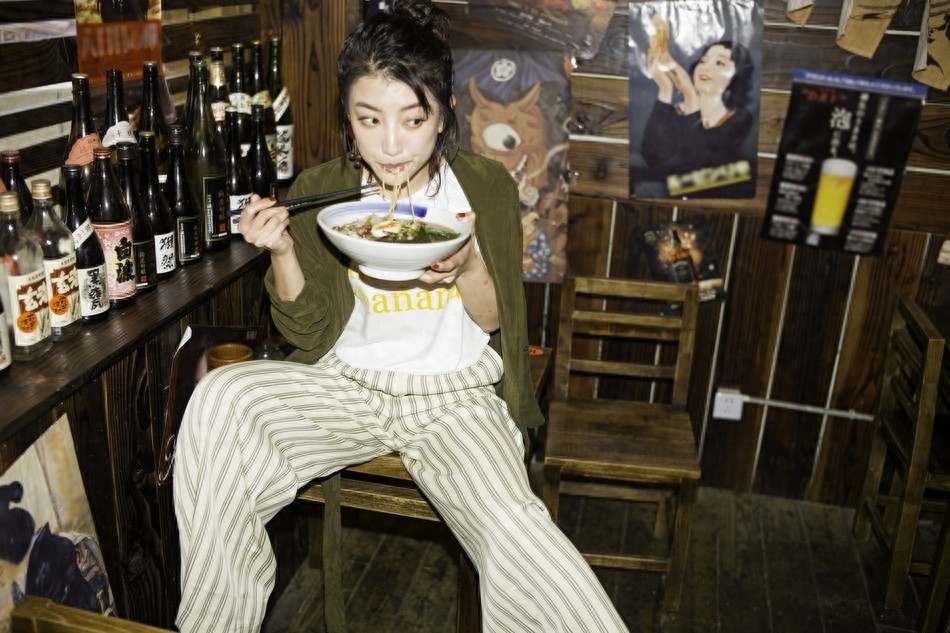 卫莱晒新照文艺复古，工装外套条纹裤简约大气