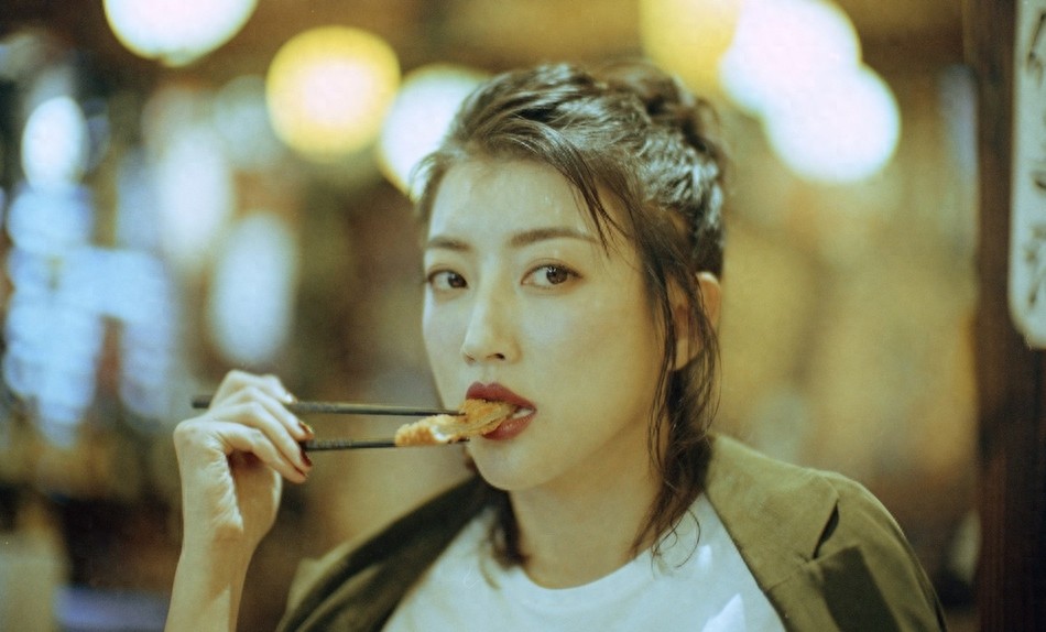 卫莱晒新照文艺复古，工装外套条纹裤简约大气