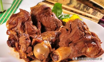 ​通过简单易学的做法，就可以在家中轻松制作出酥烂入味的酱大骨头