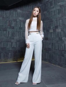 ​邓紫棋健身照（邓紫棋晒健身照腿部线条真好看）