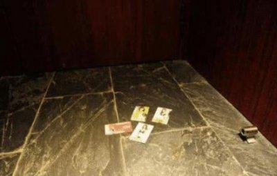 ​酒店门缝的小卡片到底能不能捡？离店时，保洁阿姨说出了其中秘密