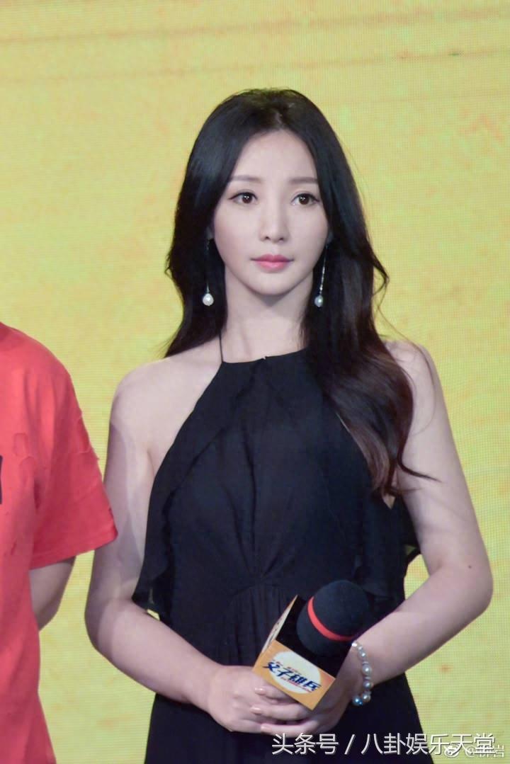 张文露五张近照大曝光,原来大鹏董成鹏每天面对的是这样的女人!