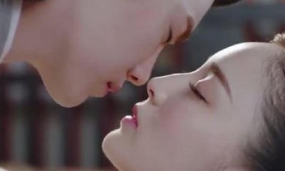 ​吻过鹿晗的四个女人，图二非常美，图三很霸道，第四个忍无可忍