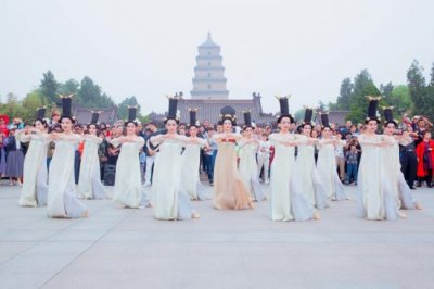 ​“抖音”爆款《丽人行》快闪亮相西安