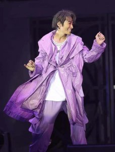 ​孙耀威演唱会与粉丝合唱落泪，王祖蓝等圈内好友纷纷到场支持