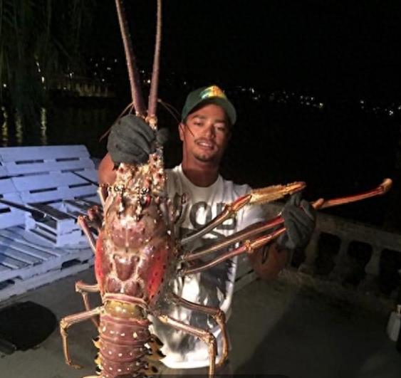 百慕大渔民捕获巨型“龙虾王”，上岸后引居民围观 纷纷劝他放生