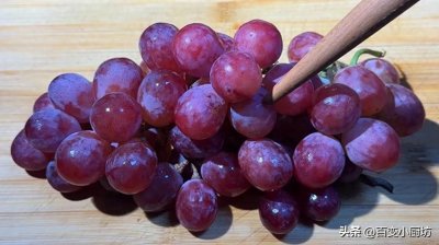 ​清洗葡萄只用盐和小苏打，等于吃虫卵，教你一招，虫卵脏东西跑光