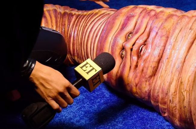 慎点!超模海蒂万圣节造型太辣眼!变巨型蠕虫亮相