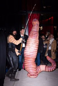 ​慎点！超模海蒂万圣节造型太辣眼！变巨型蠕虫亮相