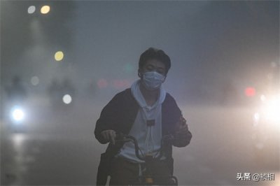 ​郑州2022年冬迎来首次雾霾天 市区雾蒙蒙一片能见度很低