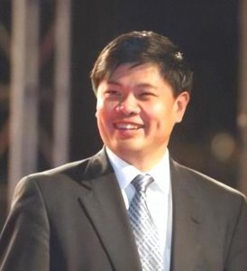 ​富豪想要娶前央视主持人，竟给原配一亿分手费，两个孩子也不要了