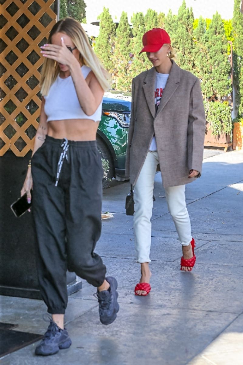 海莉·鲍德温灰咖西装搭白t超混搭，荧光小红帽闪耀整条街