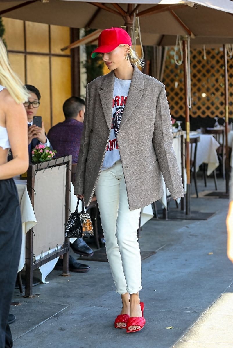 海莉·鲍德温灰咖西装搭白t超混搭，荧光小红帽闪耀整条街