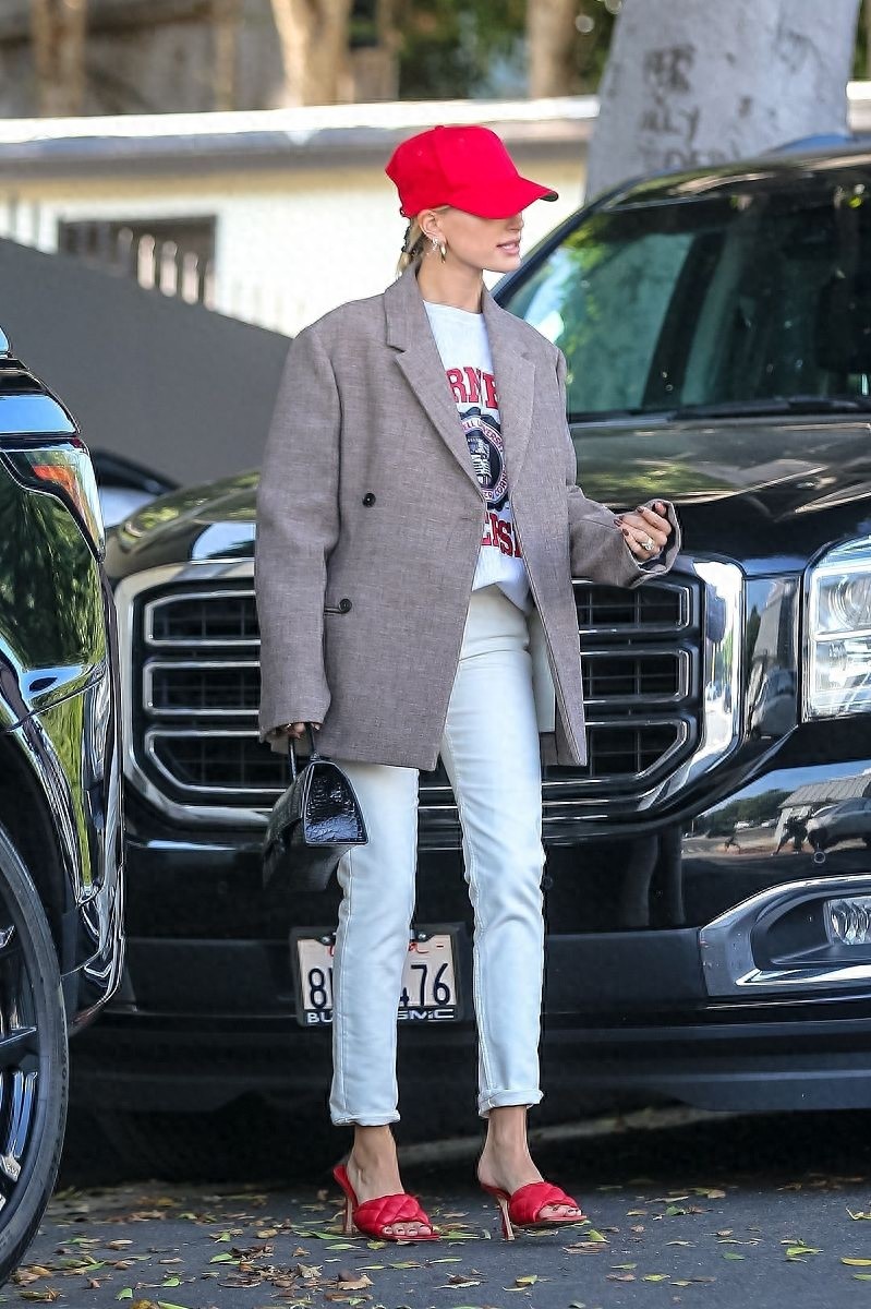 海莉·鲍德温灰咖西装搭白t超混搭，荧光小红帽闪耀整条街