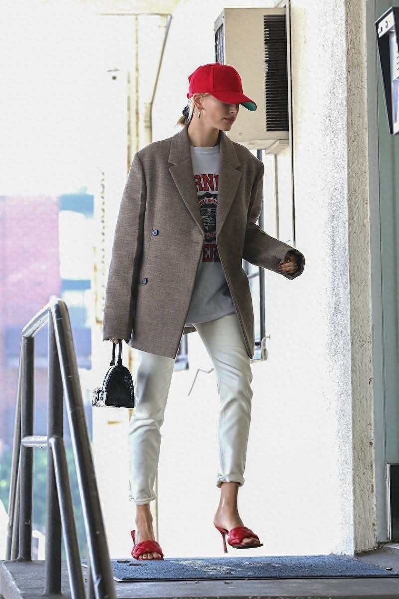 海莉·鲍德温灰咖西装搭白t超混搭，荧光小红帽闪耀整条街
