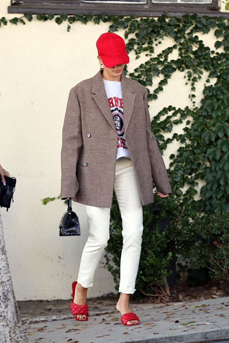 海莉·鲍德温灰咖西装搭白t超混搭，荧光小红帽闪耀整条街