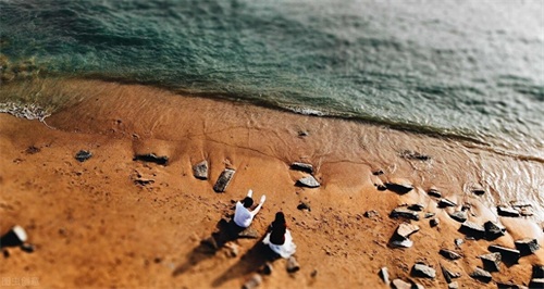 青岛金沙滩位于山东半岛南端黄海之滨，全长3500多米