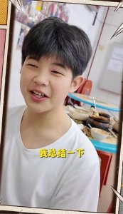 ​胡可带俩儿子旅行，安吉成男子汉被妈妈依赖，小儿子更受“宠溺”